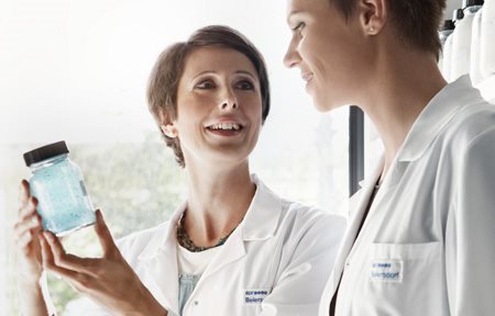 Eucerin znanstvenici koji rade u laboratoriju