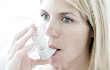 Žena rabi inhalator.
