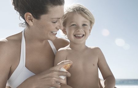 Mama nanosi zaštitu protiv sunca