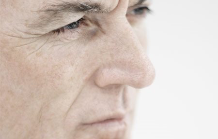 Lice starijeg muškarca izbliza
