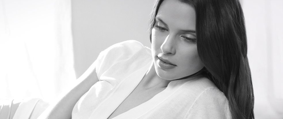 Žena s tamnom kosom u opuštenoj pozi