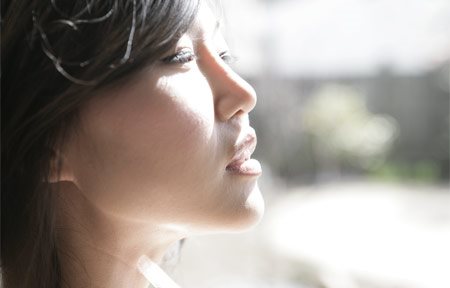 Azijka gleda u sunce