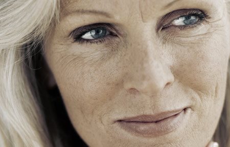 Starija žena bijele kože sa staračkim pjegama