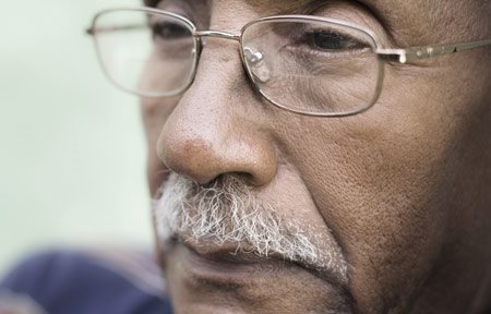 Stariji muškarac tamne puti s vidljivim nazolabijalnim brazdama