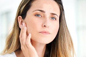 Žensko lice s melazmom