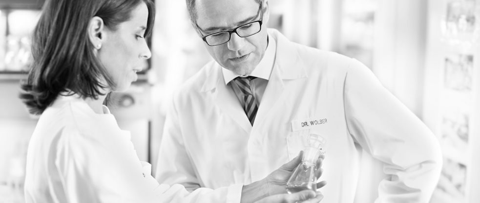 Dr. Rainer Wolber, voditelj razvoja dermokozmetičkih proizvoda razgovara sa znanstvenikom za njegu kože