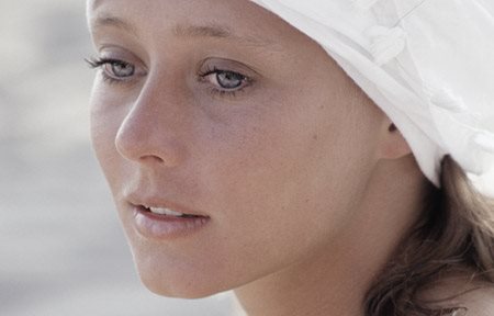 Žena s bijelim pokrivalom za glavu.