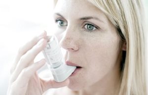 Žena rabi inhalator.