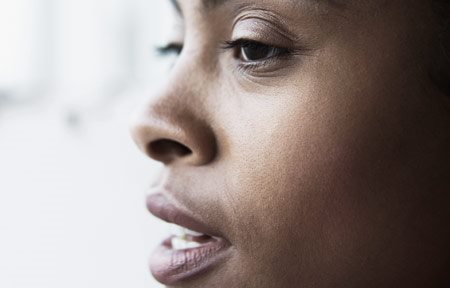 Tamnoputo lice žene