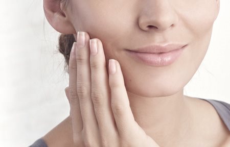 Žena nanosi Eucerin Hyaluron-Filler + UREA dnevnu ili noćnu kremu