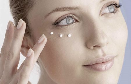 Žena nanosi Eucerin Hyaluron-Filler + UREA kremu protiv bora oko očiju
