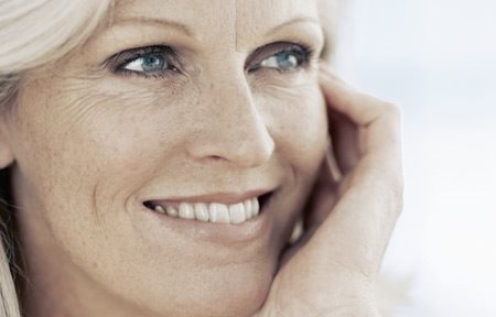 Žena u srednjim godinama se smiješi.