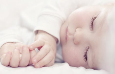 Beba u položaju za spavanje.