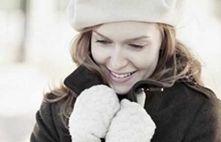 Žena nosi zimsku odjeću.