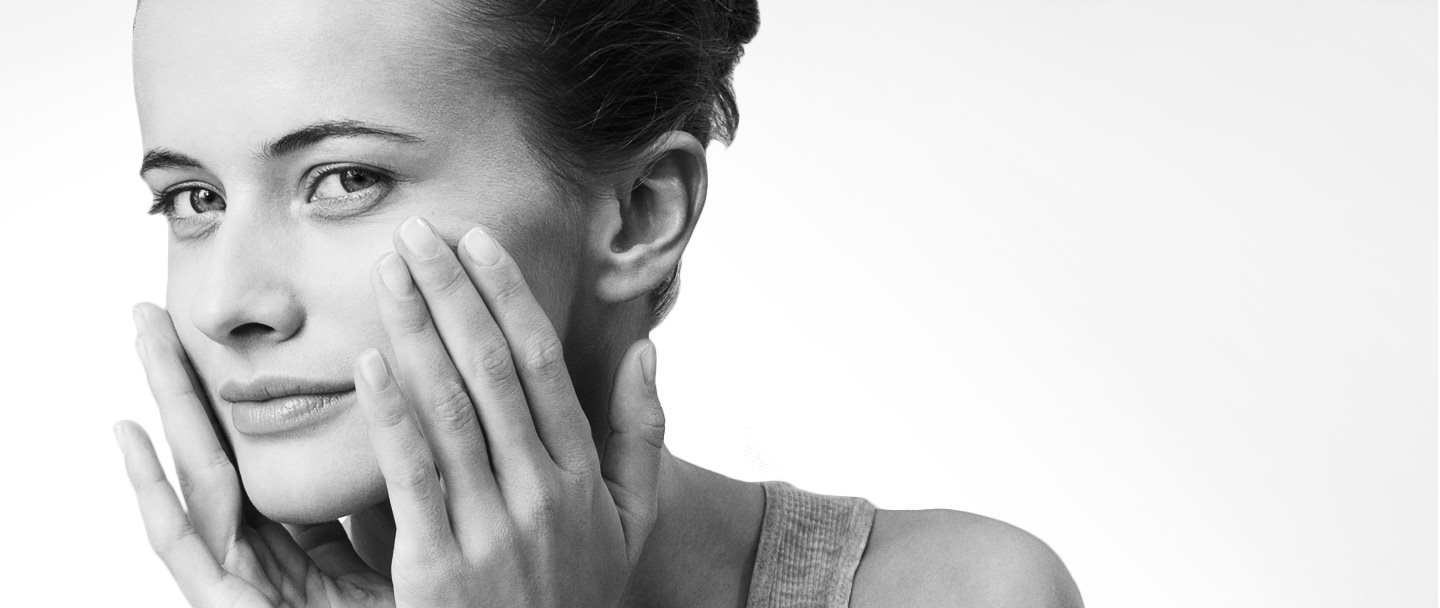 Žema s osjetljivom kožom gleda u kameru.