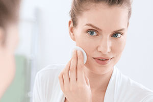 Korištenje Eucerin DermoPURIFYER stika za prikrivanje nepravilnosti