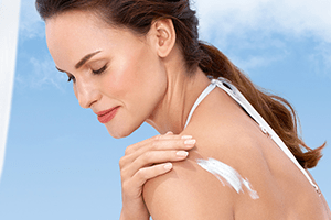 Žena gleda preko ramena.